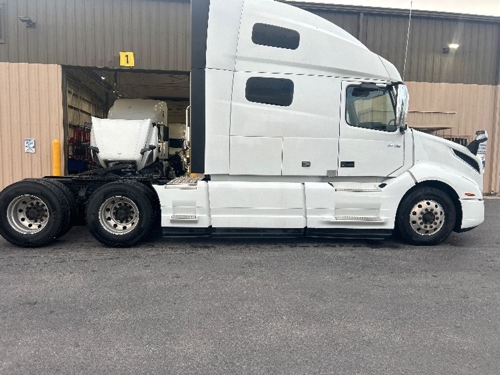 Sleeper Tractor-Heavy Duty Tractors-Volvo-2023-VNL64760-Harlingen-TX-457,314\n\t\tmiles-$ 86,250 - Image 8