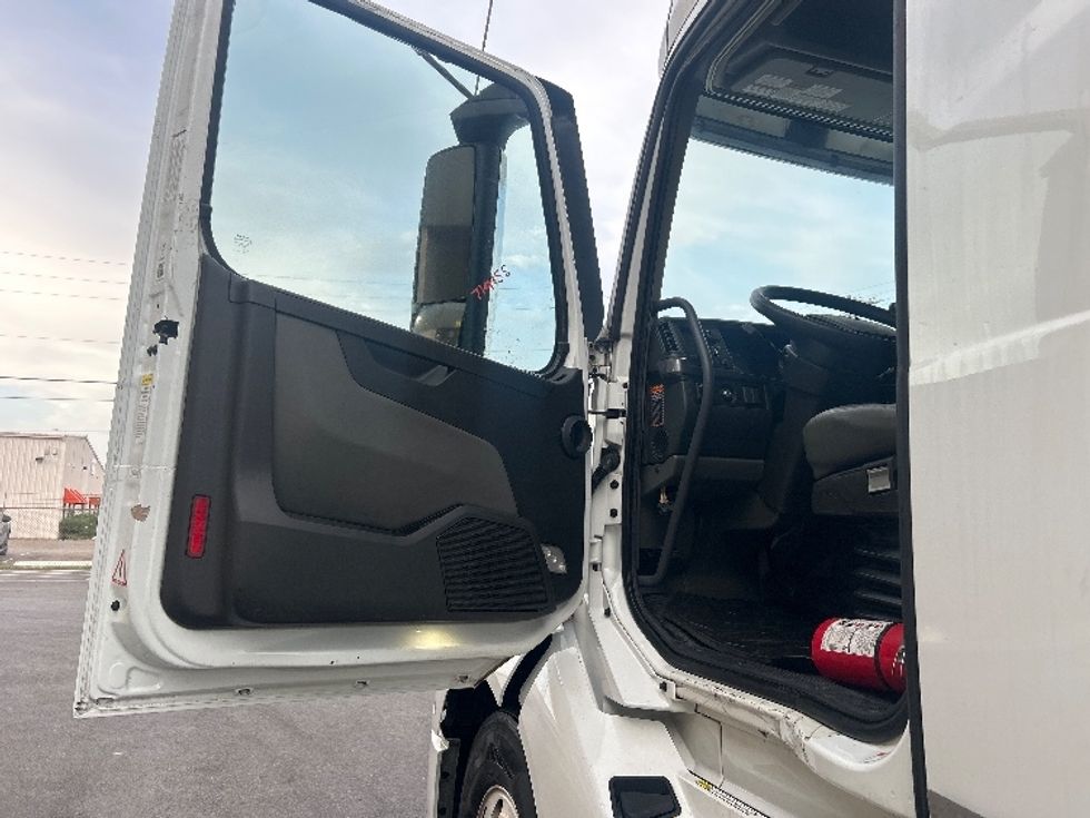 Sleeper Tractor-Heavy Duty Tractors-Volvo-2023-VNL64760-Harlingen-TX-457,314\n\t\tmiles-$ 86,250 - Image 9