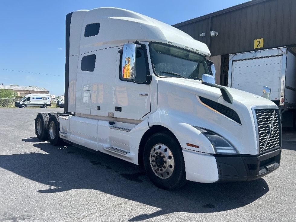 Sleeper Tractor-Heavy Duty Tractors-Volvo-2023-VNL64760-Harlingen-TX-553,467\n\t\tmiles-$ 76,750 - Image 1