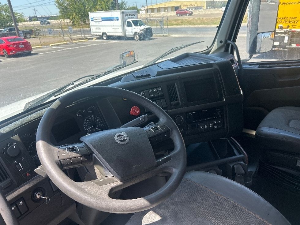 Sleeper Tractor-Heavy Duty Tractors-Volvo-2023-VNL64760-Harlingen-TX-553,467\n\t\tmiles-$ 76,750 - Image 10