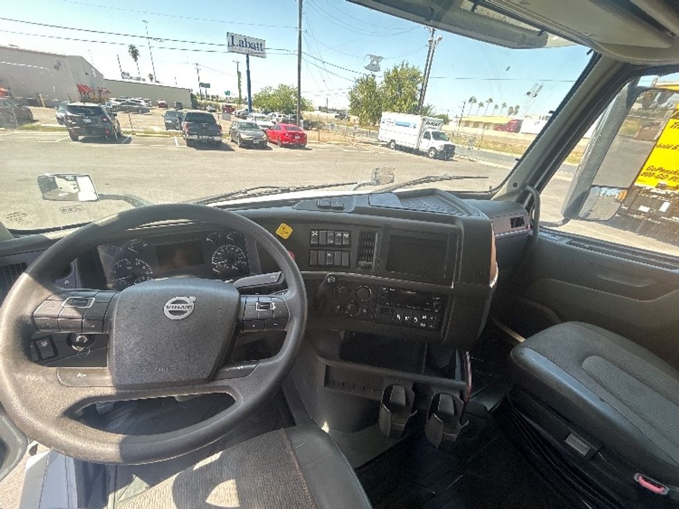 Sleeper Tractor-Heavy Duty Tractors-Volvo-2023-VNL64760-Harlingen-TX-553,467\n\t\tmiles-$ 76,750 - Image 12