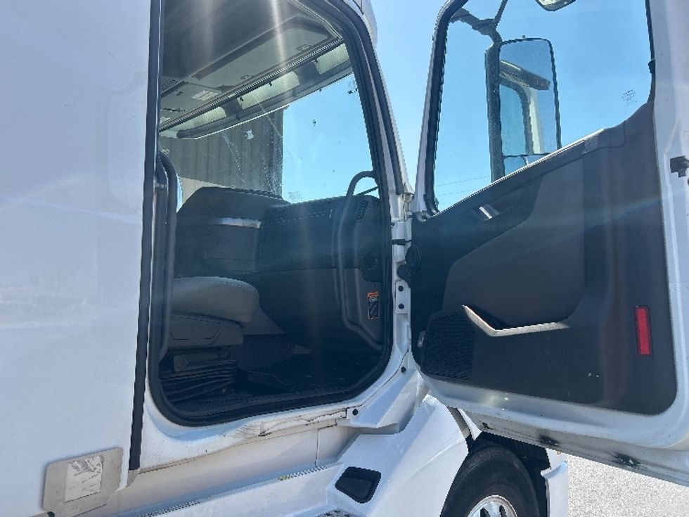 Sleeper Tractor-Heavy Duty Tractors-Volvo-2023-VNL64760-Harlingen-TX-553,467\n\t\tmiles-$ 76,750 - Image 13
