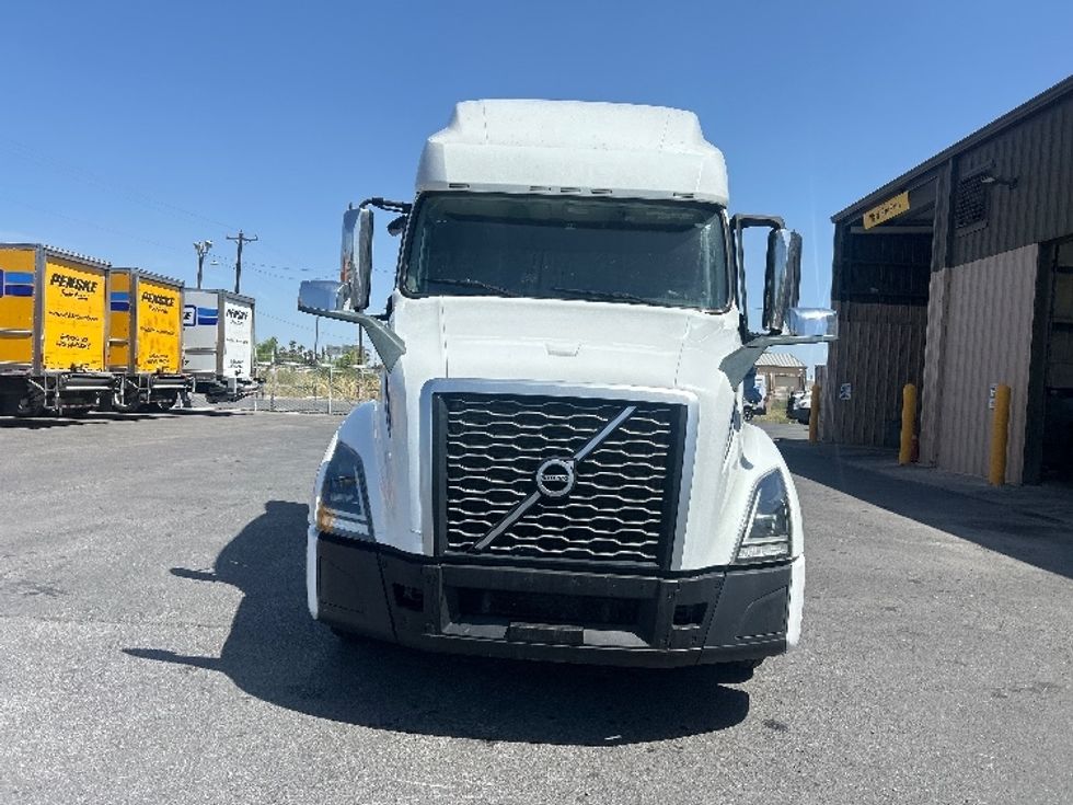 Sleeper Tractor-Heavy Duty Tractors-Volvo-2023-VNL64760-Harlingen-TX-553,467\n\t\tmiles-$ 76,750 - Image 2