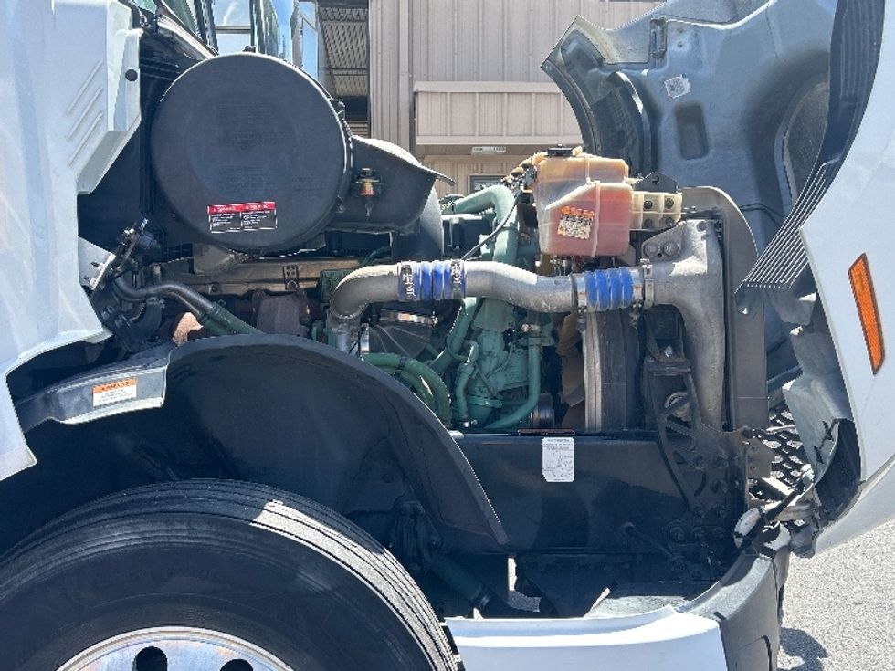 Sleeper Tractor-Heavy Duty Tractors-Volvo-2023-VNL64760-Harlingen-TX-553,467\n\t\tmiles-$ 76,750 - Image 20