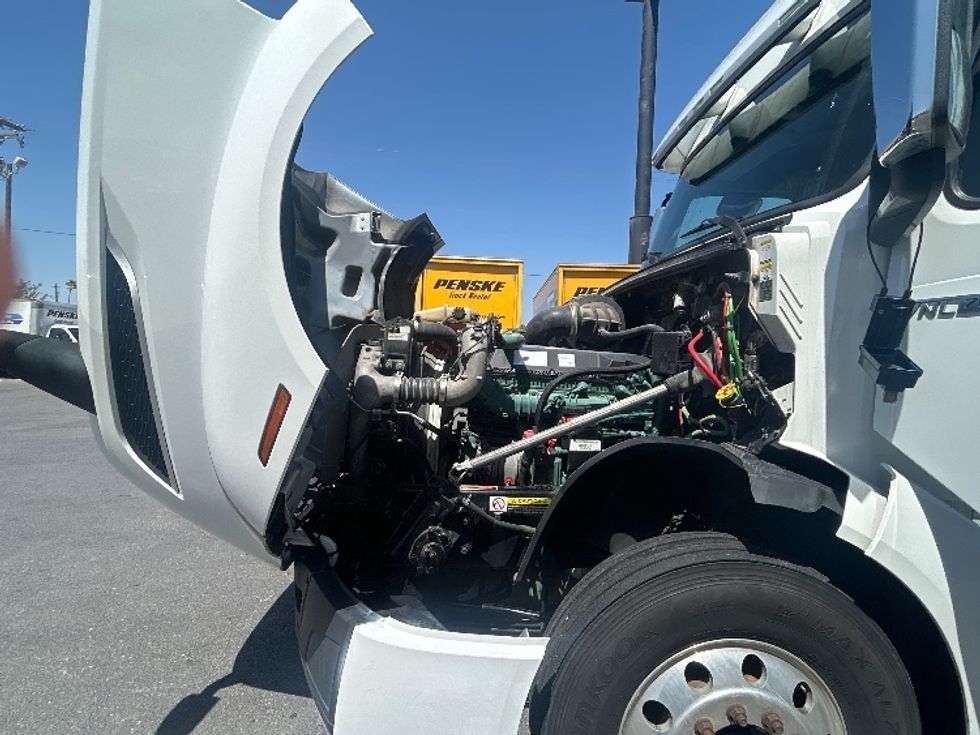 Sleeper Tractor-Heavy Duty Tractors-Volvo-2023-VNL64760-Harlingen-TX-553,467\n\t\tmiles-$ 76,750 - Image 21