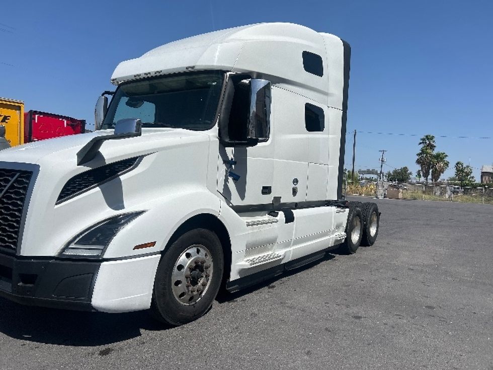 Sleeper Tractor-Heavy Duty Tractors-Volvo-2023-VNL64760-Harlingen-TX-553,467\n\t\tmiles-$ 76,750 - Image 3