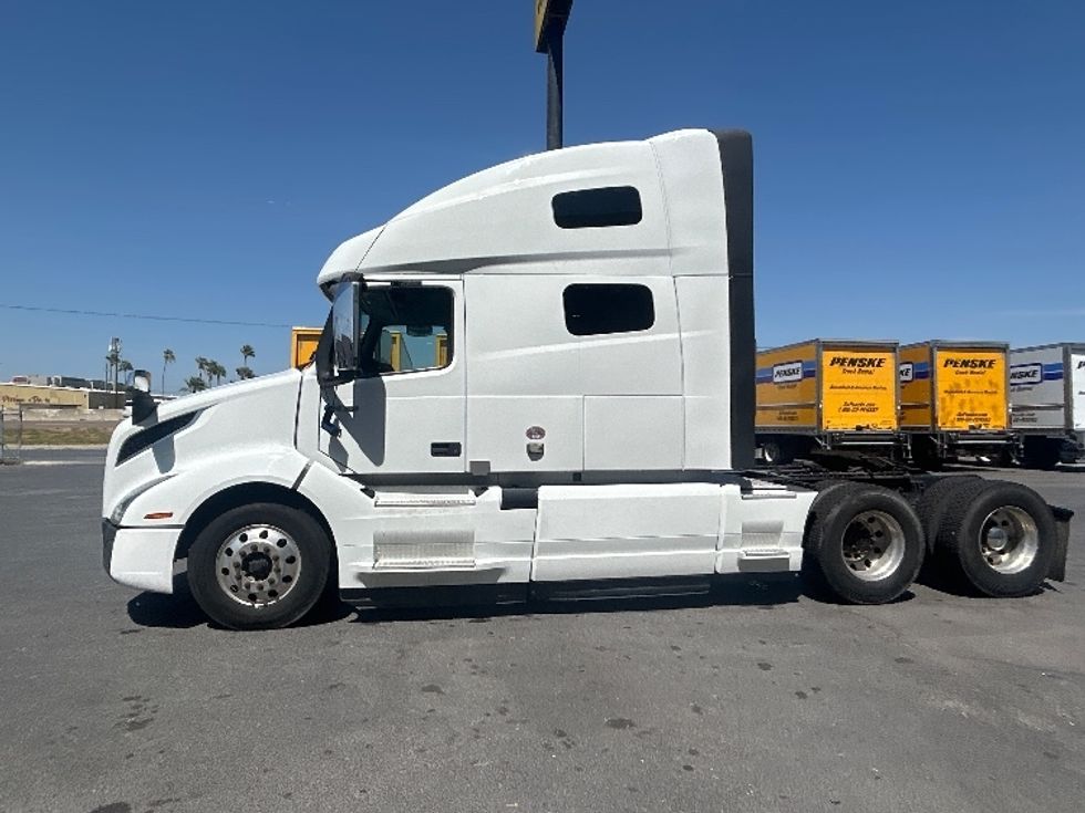 Sleeper Tractor-Heavy Duty Tractors-Volvo-2023-VNL64760-Harlingen-TX-553,467\n\t\tmiles-$ 76,750 - Image 4
