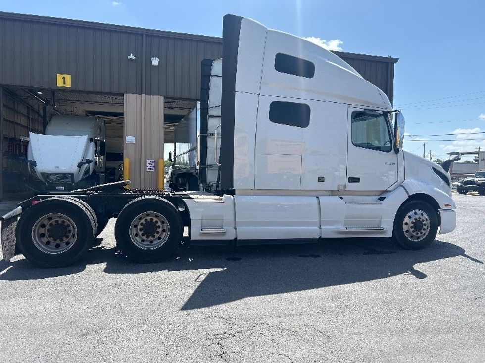 Sleeper Tractor-Heavy Duty Tractors-Volvo-2023-VNL64760-Harlingen-TX-553,467\n\t\tmiles-$ 76,750 - Image 8