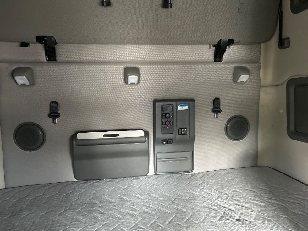 Sleeper Tractor-Heavy Duty Tractors-Volvo-2023-VNL64760-Houston-TX-400,578\n\t\tmiles-$ 89,750 - Image 16