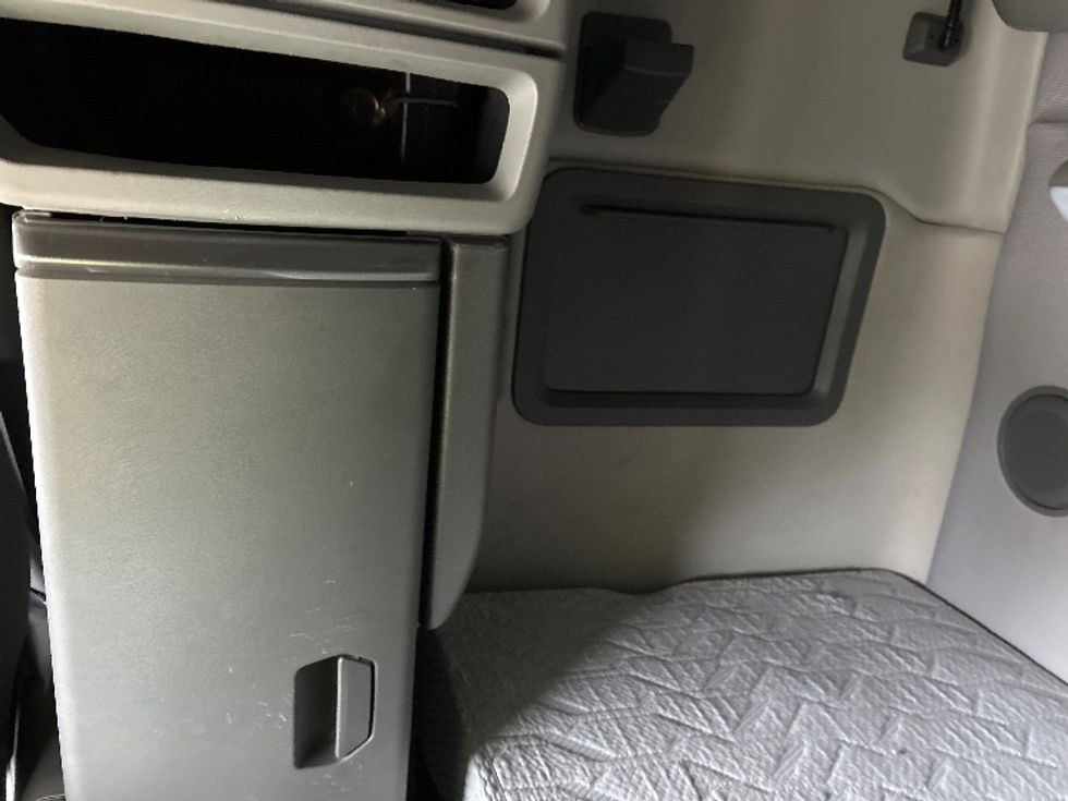 Sleeper Tractor-Heavy Duty Tractors-Volvo-2023-VNL64760-Houston-TX-400,578\n\t\tmiles-$ 89,750 - Image 19