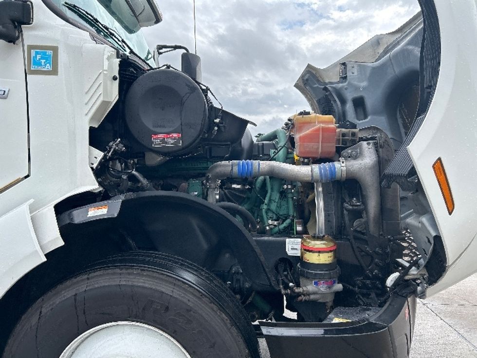 Sleeper Tractor-Heavy Duty Tractors-Volvo-2023-VNL64760-Houston-TX-400,578\n\t\tmiles-$ 89,750 - Image 20