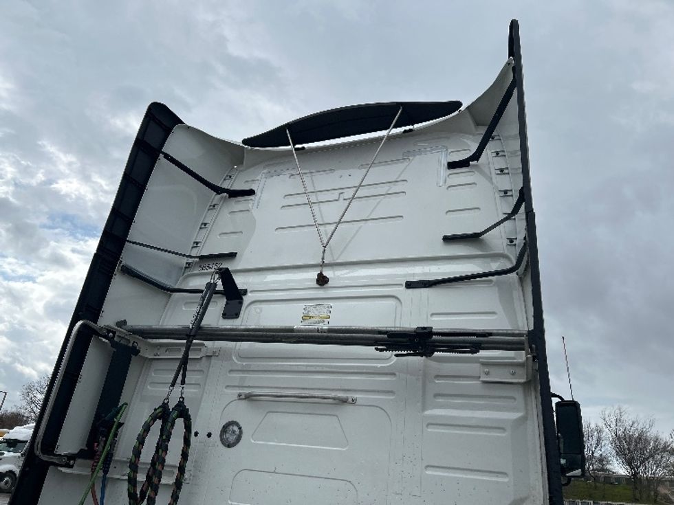 Sleeper Tractor-Heavy Duty Tractors-Volvo-2023-VNL64760-Houston-TX-400,578\n\t\tmiles-$ 89,750 - Image 23