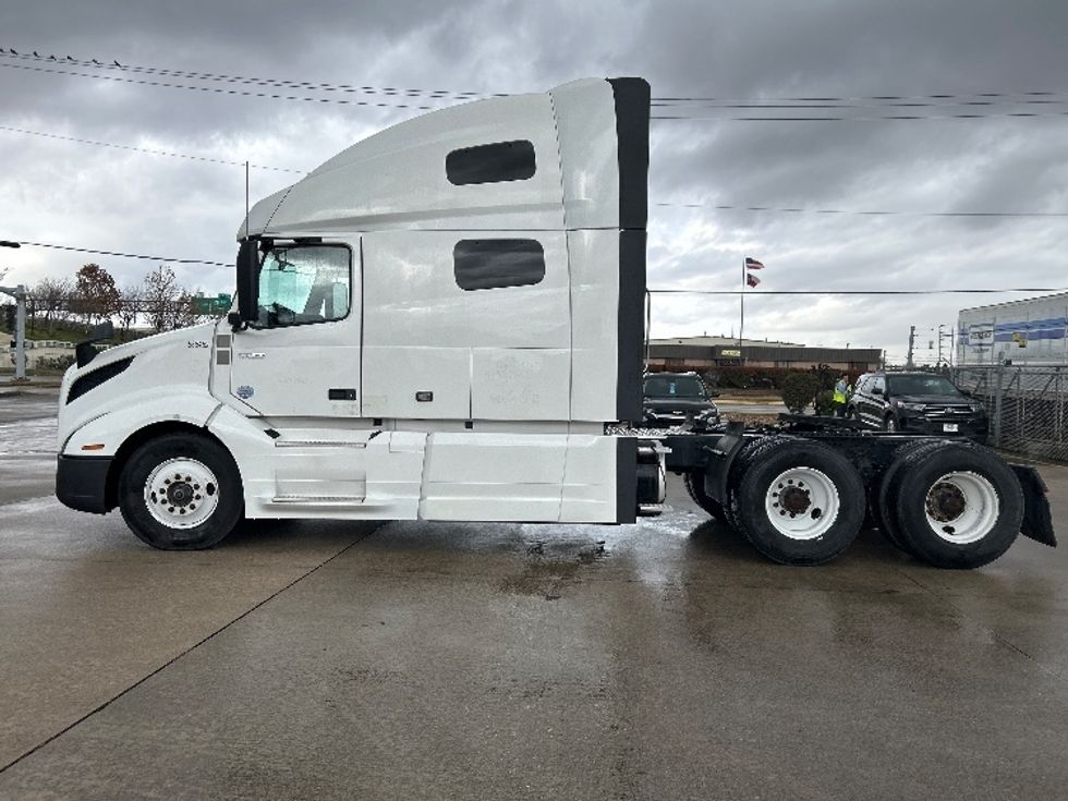 Sleeper Tractor-Heavy Duty Tractors-Volvo-2023-VNL64760-Houston-TX-400,578\n\t\tmiles-$ 89,750 - Image 4