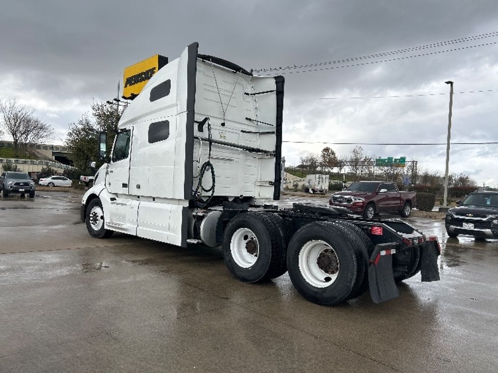 Sleeper Tractor-Heavy Duty Tractors-Volvo-2023-VNL64760-Houston-TX-400,578\n\t\tmiles-$ 89,750 - Image 5
