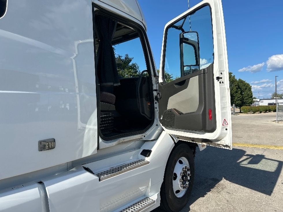 Sleeper Tractor-Heavy Duty Tractors-Volvo-2023-VNL64760-Indianapolis-IN-280,772\n\t\tmiles-$ 105,000 - Image 13