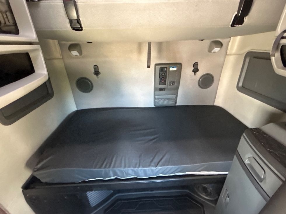 Sleeper Tractor-Heavy Duty Tractors-Volvo-2023-VNL64760-Indianapolis-IN-280,772\n\t\tmiles-$ 105,000 - Image 17