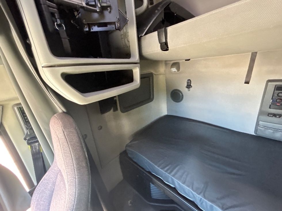 Sleeper Tractor-Heavy Duty Tractors-Volvo-2023-VNL64760-Indianapolis-IN-280,772\n\t\tmiles-$ 105,000 - Image 19