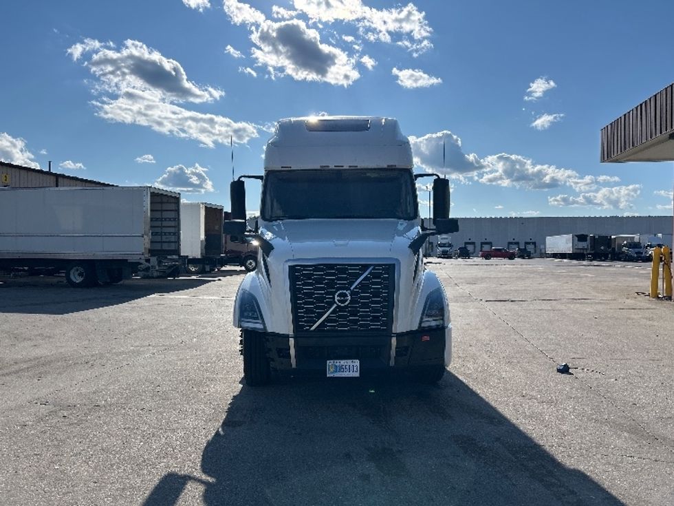 Sleeper Tractor-Heavy Duty Tractors-Volvo-2023-VNL64760-Indianapolis-IN-280,772\n\t\tmiles-$ 105,000 - Image 2