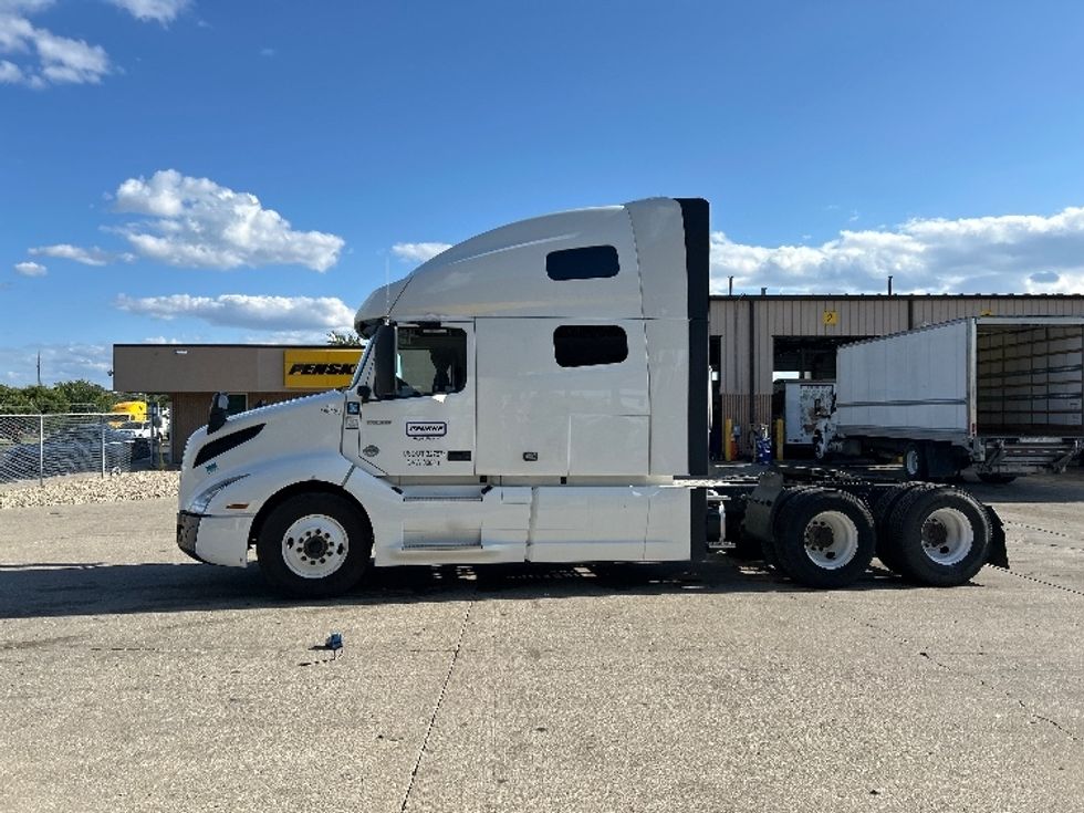 Sleeper Tractor-Heavy Duty Tractors-Volvo-2023-VNL64760-Indianapolis-IN-280,772\n\t\tmiles-$ 105,000 - Image 4