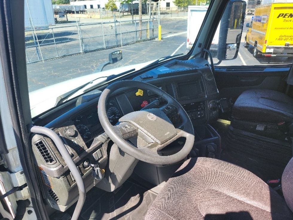 Sleeper Tractor-Heavy Duty Tractors-Volvo-2023-VNL64760-Jessup-MD-326,939\n\t\tmiles-$ 97,000 - Image 10