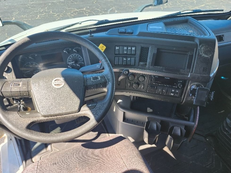 Sleeper Tractor-Heavy Duty Tractors-Volvo-2023-VNL64760-Jessup-MD-326,939\n\t\tmiles-$ 97,000 - Image 11