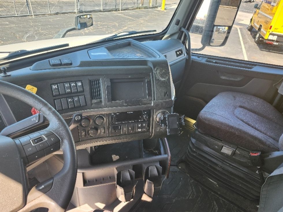Sleeper Tractor-Heavy Duty Tractors-Volvo-2023-VNL64760-Jessup-MD-326,939\n\t\tmiles-$ 97,000 - Image 12