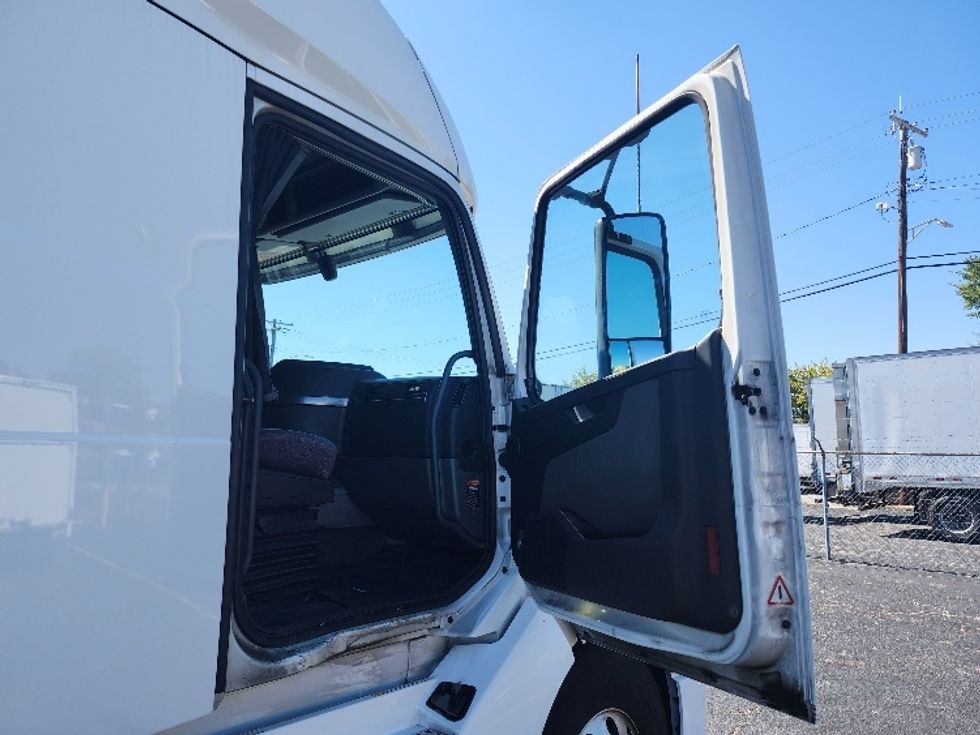 Sleeper Tractor-Heavy Duty Tractors-Volvo-2023-VNL64760-Jessup-MD-326,939\n\t\tmiles-$ 97,000 - Image 13