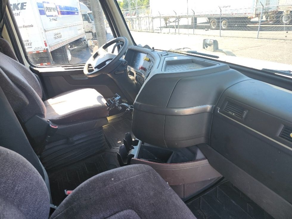 Sleeper Tractor-Heavy Duty Tractors-Volvo-2023-VNL64760-Jessup-MD-326,939\n\t\tmiles-$ 97,000 - Image 15