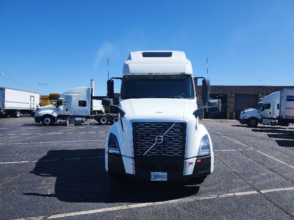 Sleeper Tractor-Heavy Duty Tractors-Volvo-2023-VNL64760-Jessup-MD-326,939\n\t\tmiles-$ 97,000 - Image 2