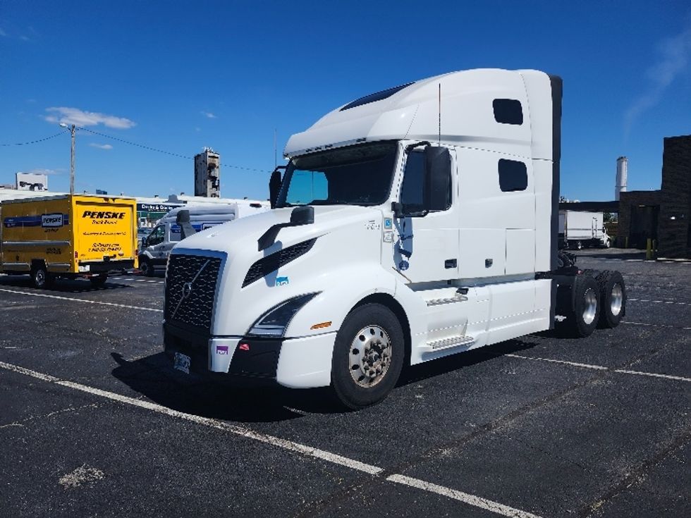 Sleeper Tractor-Heavy Duty Tractors-Volvo-2023-VNL64760-Jessup-MD-326,939\n\t\tmiles-$ 97,000 - Image 3