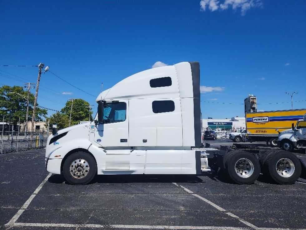 Sleeper Tractor-Heavy Duty Tractors-Volvo-2023-VNL64760-Jessup-MD-326,939\n\t\tmiles-$ 97,000 - Image 4
