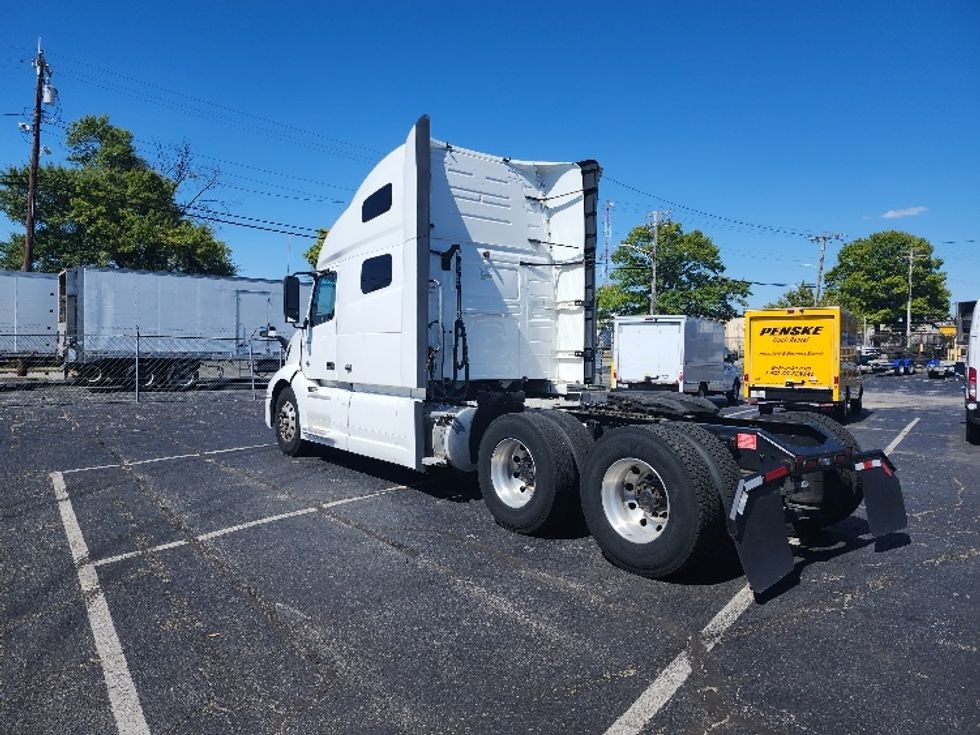 Sleeper Tractor-Heavy Duty Tractors-Volvo-2023-VNL64760-Jessup-MD-326,939\n\t\tmiles-$ 97,000 - Image 5