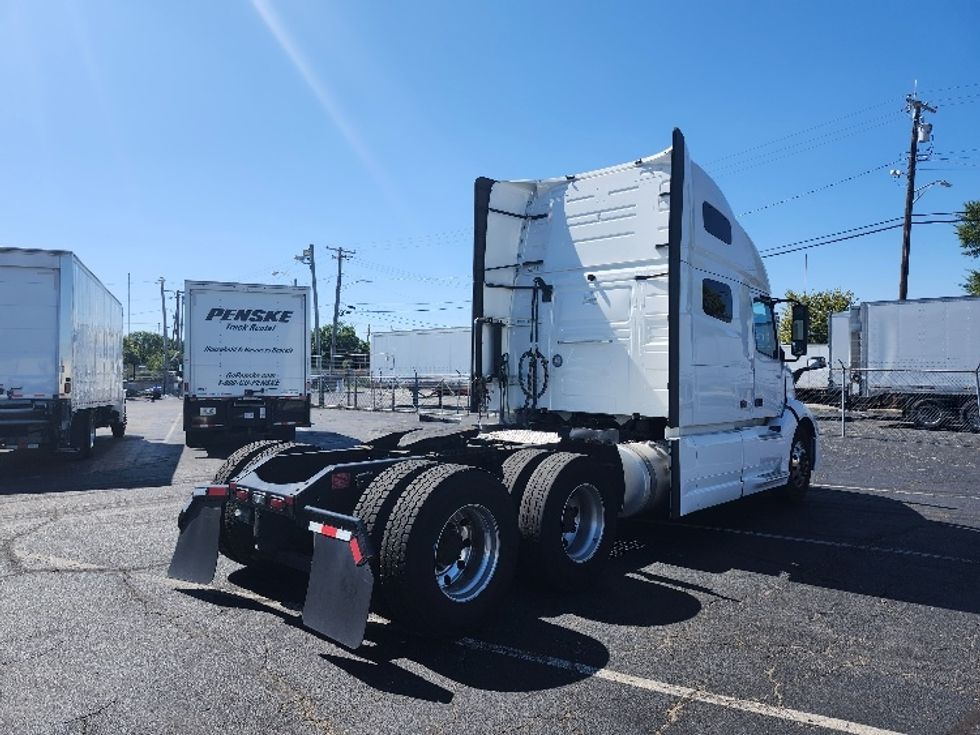 Sleeper Tractor-Heavy Duty Tractors-Volvo-2023-VNL64760-Jessup-MD-326,939\n\t\tmiles-$ 97,000 - Image 7
