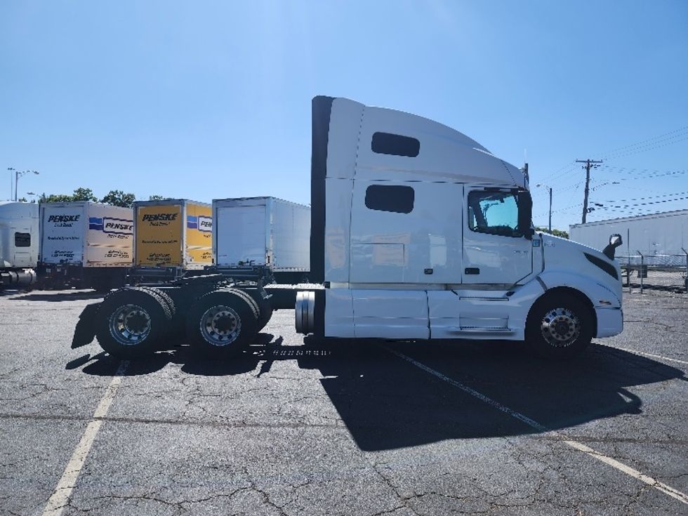 Sleeper Tractor-Heavy Duty Tractors-Volvo-2023-VNL64760-Jessup-MD-326,939\n\t\tmiles-$ 97,000 - Image 8