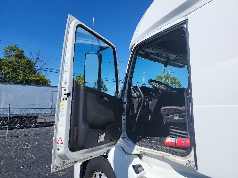 Sleeper Tractor-Heavy Duty Tractors-Volvo-2023-VNL64760-Jessup-MD-326,939\n\t\tmiles-$ 97,000 - Image 9