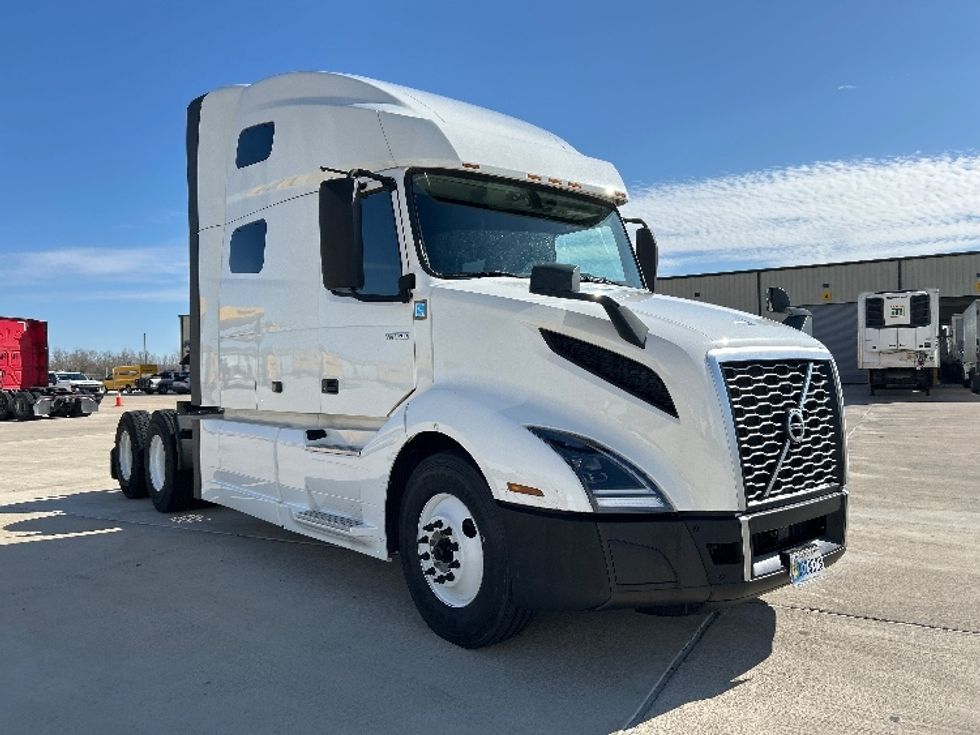 Sleeper Tractor-Heavy Duty Tractors-Volvo-2023-VNL64760-Katy-TX-292,733\n\t\tmiles-$ 101,000 - Image 1