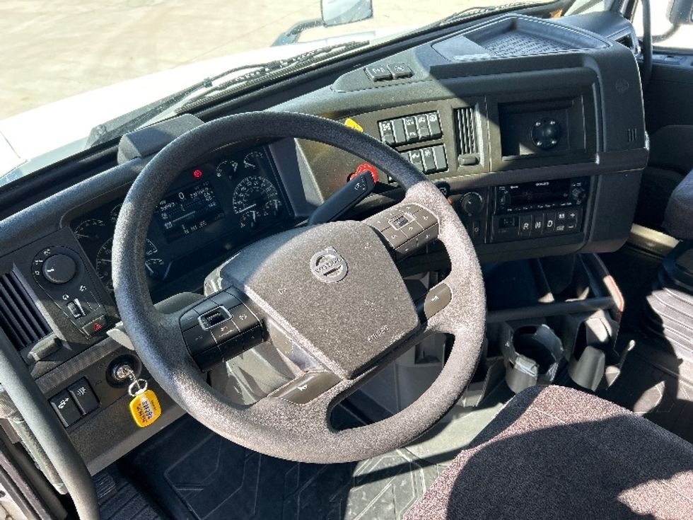 Sleeper Tractor-Heavy Duty Tractors-Volvo-2023-VNL64760-Katy-TX-292,733\n\t\tmiles-$ 101,000 - Image 10