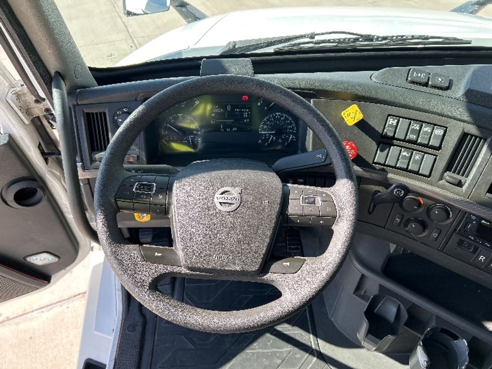 Sleeper Tractor-Heavy Duty Tractors-Volvo-2023-VNL64760-Katy-TX-292,733\n\t\tmiles-$ 101,000 - Image 11