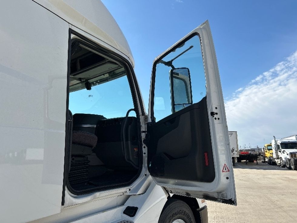 Sleeper Tractor-Heavy Duty Tractors-Volvo-2023-VNL64760-Katy-TX-292,733\n\t\tmiles-$ 101,000 - Image 13