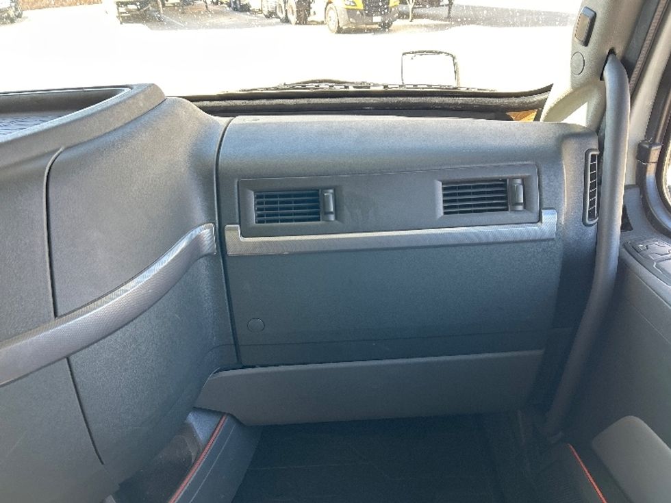 Sleeper Tractor-Heavy Duty Tractors-Volvo-2023-VNL64760-Katy-TX-292,733\n\t\tmiles-$ 101,000 - Image 14