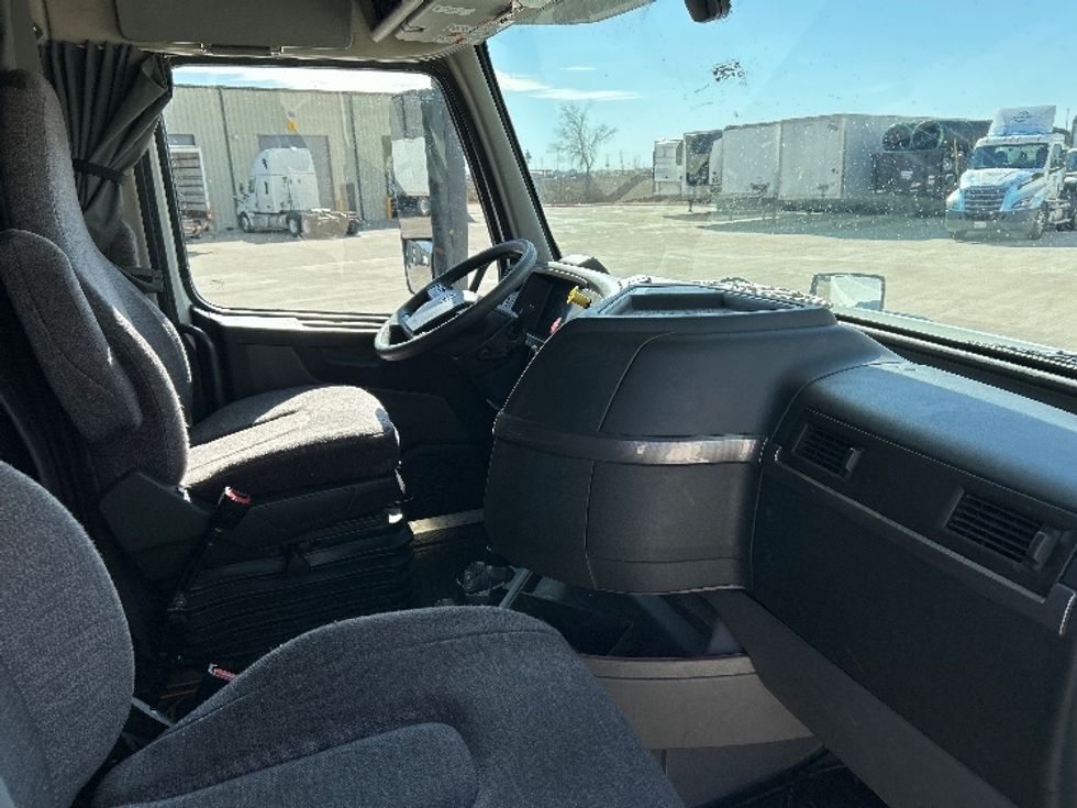 Sleeper Tractor-Heavy Duty Tractors-Volvo-2023-VNL64760-Katy-TX-292,733\n\t\tmiles-$ 101,000 - Image 15