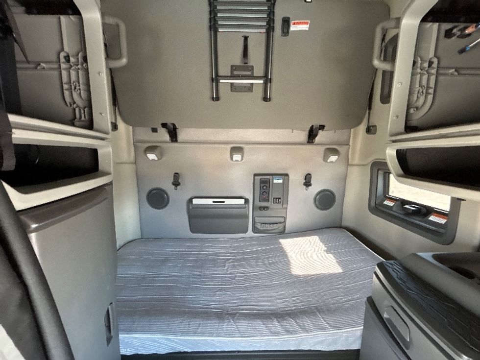 Sleeper Tractor-Heavy Duty Tractors-Volvo-2023-VNL64760-Katy-TX-292,733\n\t\tmiles-$ 101,000 - Image 16