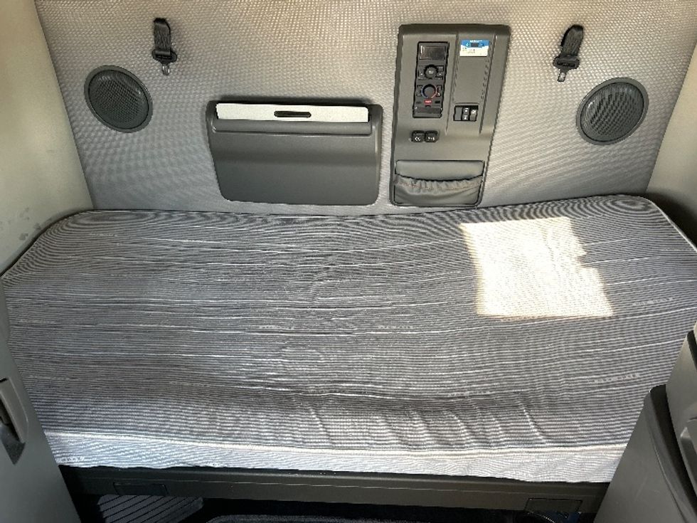 Sleeper Tractor-Heavy Duty Tractors-Volvo-2023-VNL64760-Katy-TX-292,733\n\t\tmiles-$ 101,000 - Image 17