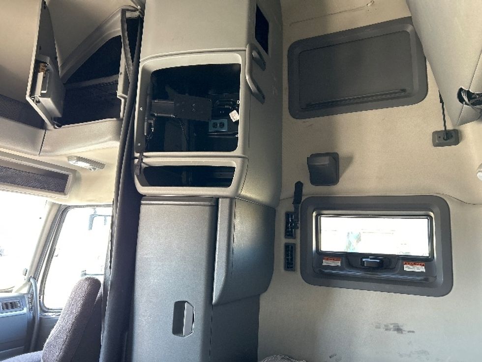 Sleeper Tractor-Heavy Duty Tractors-Volvo-2023-VNL64760-Katy-TX-292,733\n\t\tmiles-$ 101,000 - Image 19