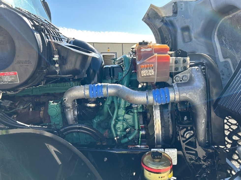 Sleeper Tractor-Heavy Duty Tractors-Volvo-2023-VNL64760-Katy-TX-292,733\n\t\tmiles-$ 101,000 - Image 20