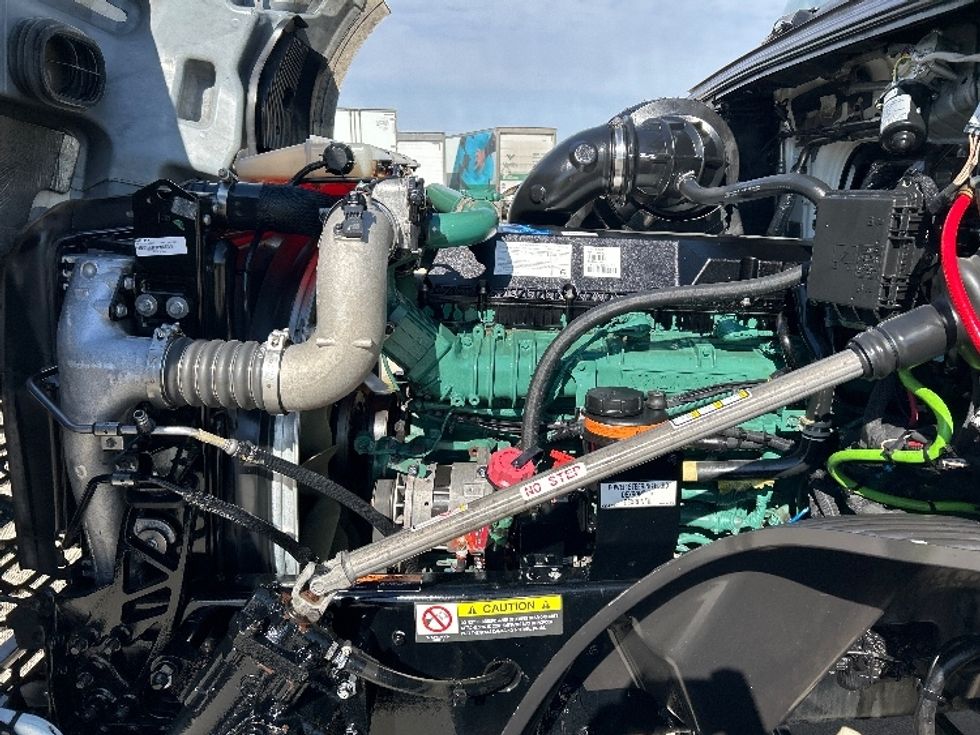 Sleeper Tractor-Heavy Duty Tractors-Volvo-2023-VNL64760-Katy-TX-292,733\n\t\tmiles-$ 101,000 - Image 21