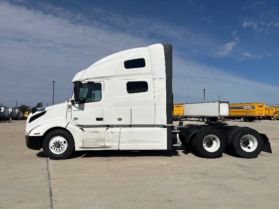 Sleeper Tractor-Heavy Duty Tractors-Volvo-2023-VNL64760-Katy-TX-292,733\n\t\tmiles-$ 101,000 - Image 4