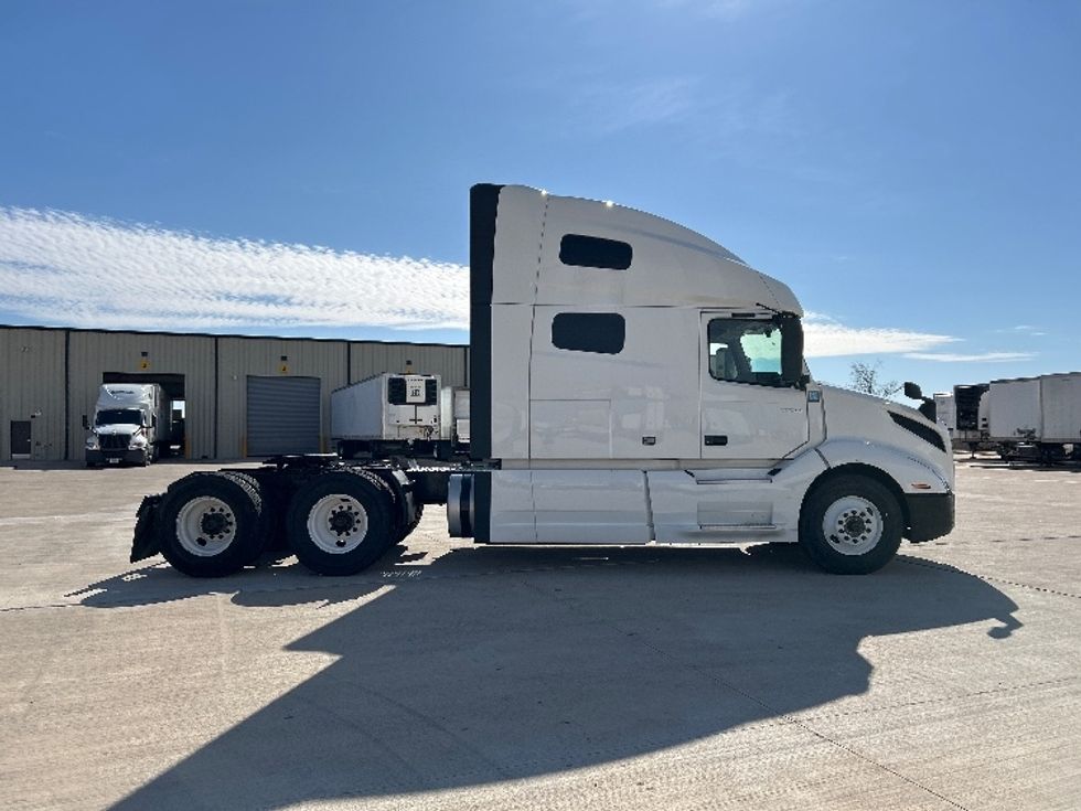 Sleeper Tractor-Heavy Duty Tractors-Volvo-2023-VNL64760-Katy-TX-292,733\n\t\tmiles-$ 101,000 - Image 8