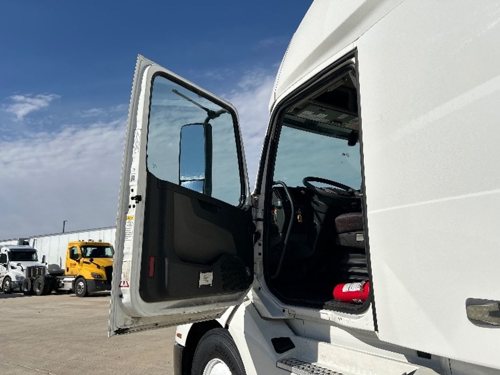 Sleeper Tractor-Heavy Duty Tractors-Volvo-2023-VNL64760-Katy-TX-292,733\n\t\tmiles-$ 101,000 - Image 9