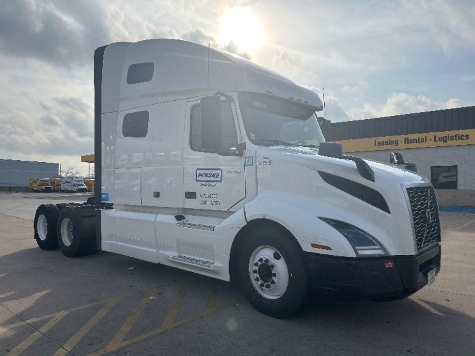 Sleeper Tractor-Heavy Duty Tractors-Volvo-2023-VNL64760-Katy-TX-302,042\n\t\tmiles-$ 100,000 - Image 1